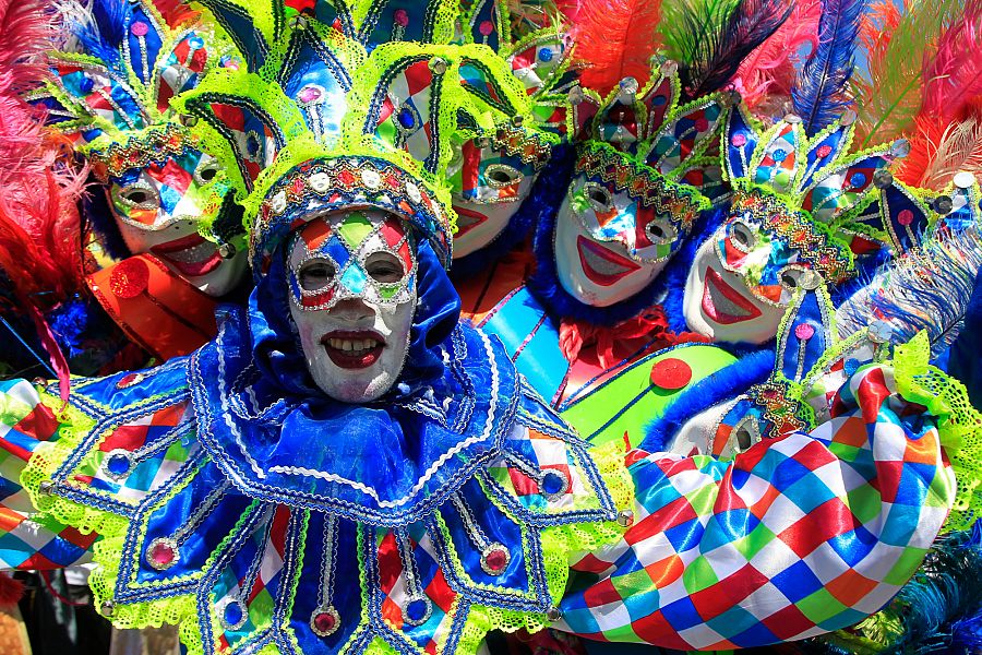 Miembros de una comparsa participan en la Batalla de Flores de Barranquilla