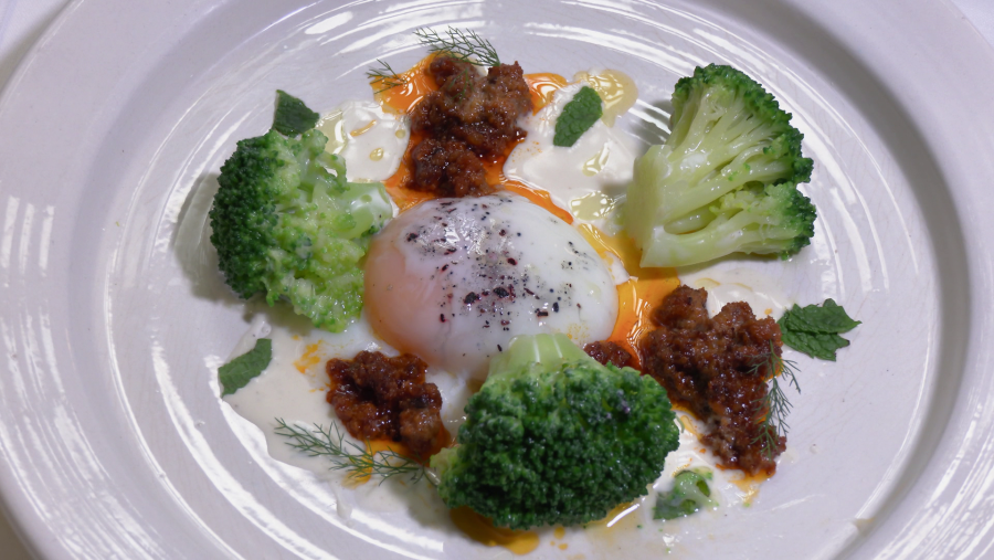 Brócoli con huevo escalfado, sobrasada y salsa de queso
