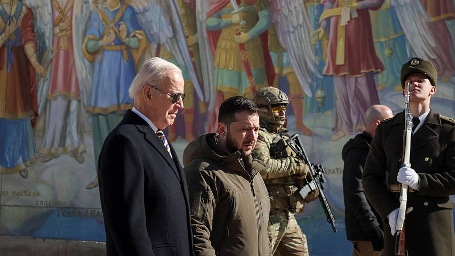 El presidente de EE.UU. Joe Biden y el de Ucrania, Volodimir Zelenski, en la catedral de San Miguel, en Kiev, este lunes, 20 de febrero. REUTERS/Gleb Garanich