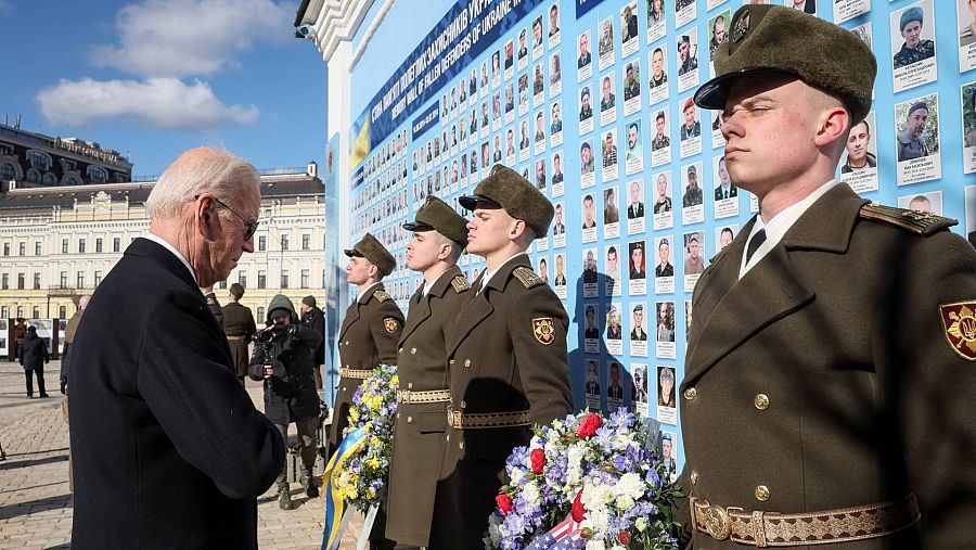 Durante su visita de hoy a Kiev, Biden ha honrado a los soldados ucranianos caídos en el Muro del Recuerdo, en el centro de la ciudad. (Foto REUTERS/Gleb Garanich)