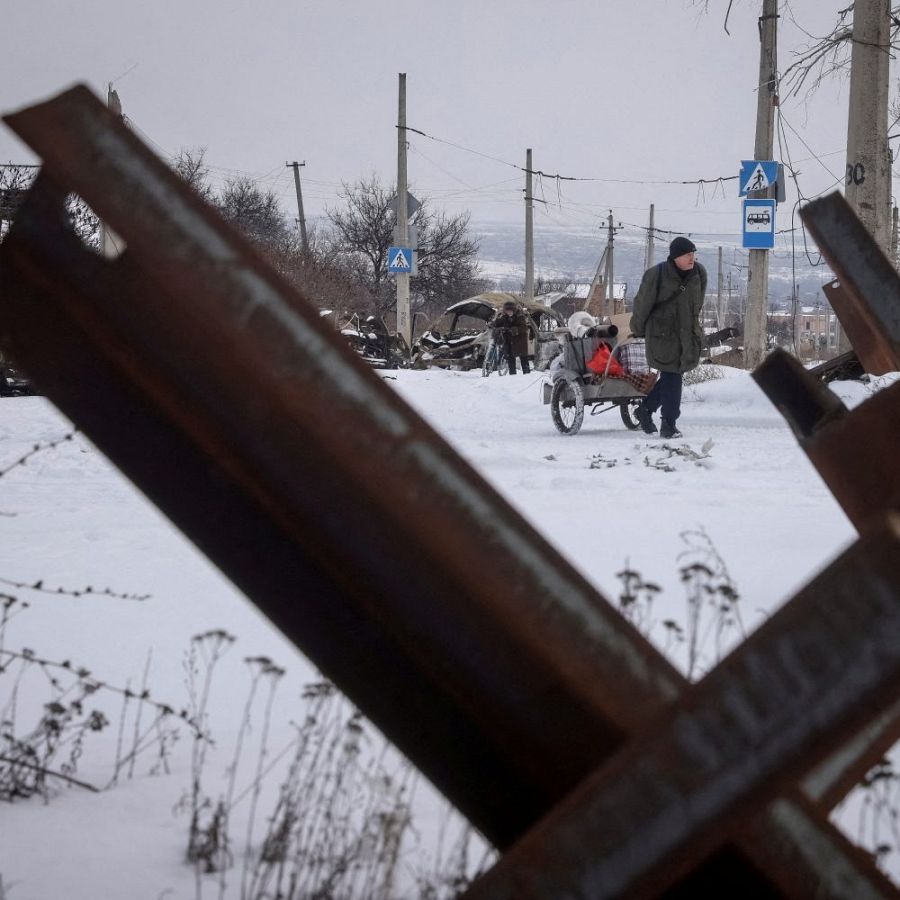 Guerra en Ucrania: un residente de Bajmut pasa por una calle vacía, en una imagen del 17 de febrero