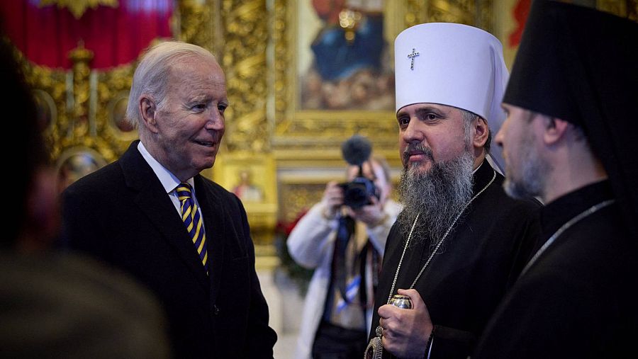 Biden, con Epifanio I, cabeza de la Iglesia Ortodoxa rusa, en la catedral de San Miguel durante su visita a Kiev. Servicio de presnsa de la Presidencia de Ucrania, vía REUTERS 