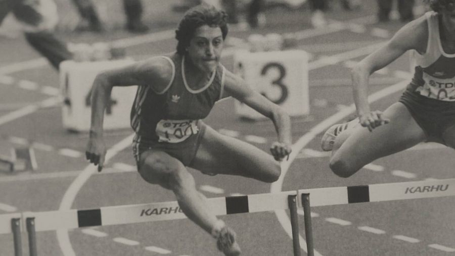 Foto en blanco y negro de Patiño en una carrera de vallas