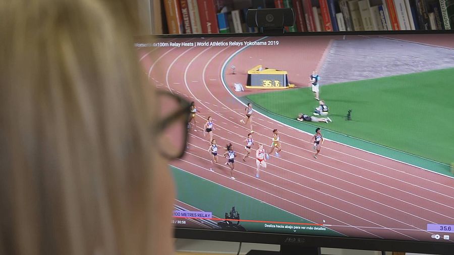 María José Martínez Patiño mira en el ordenador una carrera de atletismo