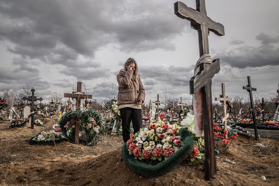 Anna visita por primera vez la tumba de su padre en el cementerio de Mykolaiv