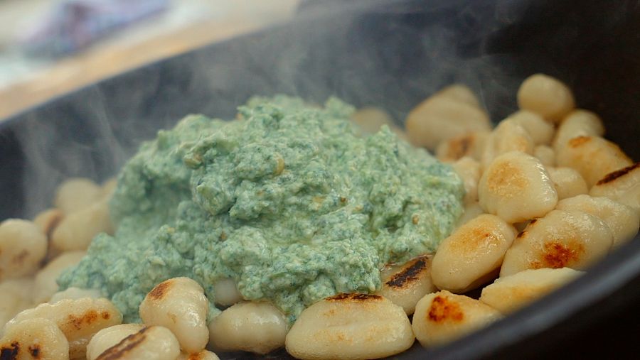 Piñones tostados para la salsa de pesto