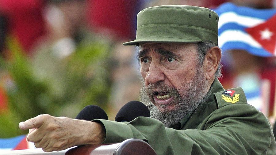 Fidel Castro vistiendo uniforme militar dirigiéndose a un auditorio