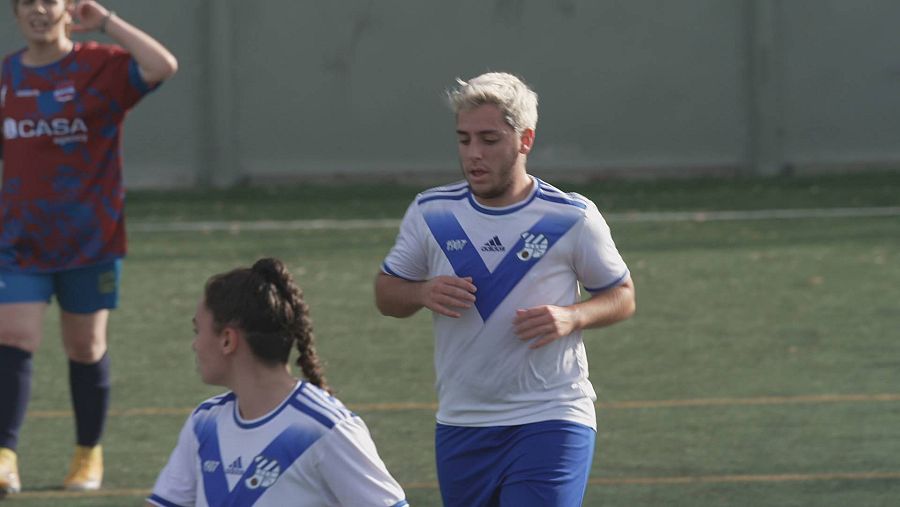 Alex Alcaide futbolista transgénero jugando un partido