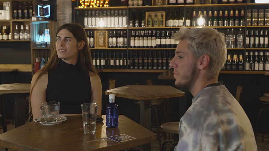 ALEX Y VALENTINA JUGADORES TRANSGÉNERO EN UN BAR