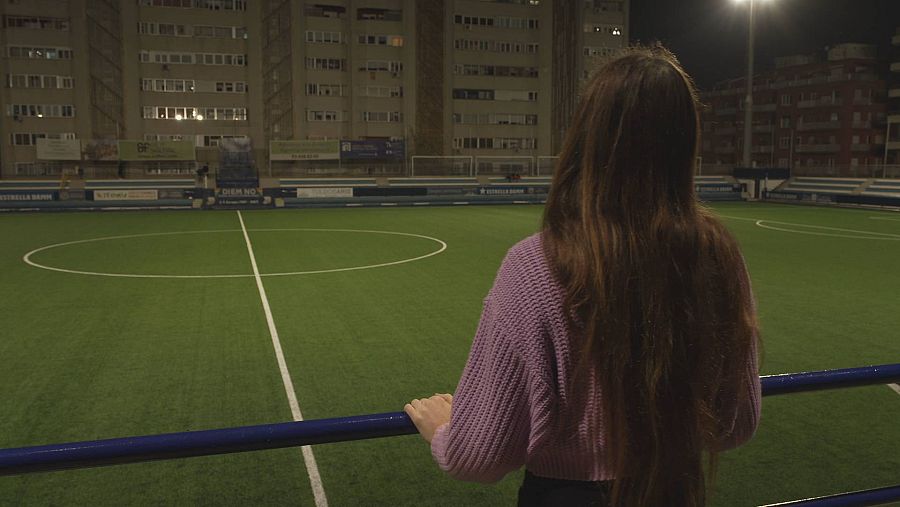Valentina Berr exjugadora mirando el campo donde jugó como semiprofesional
