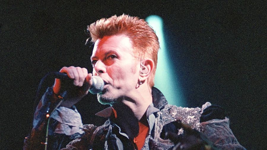 El cantante, actor y diseñador David Bowie interpreta uno de sus temas en una actuación