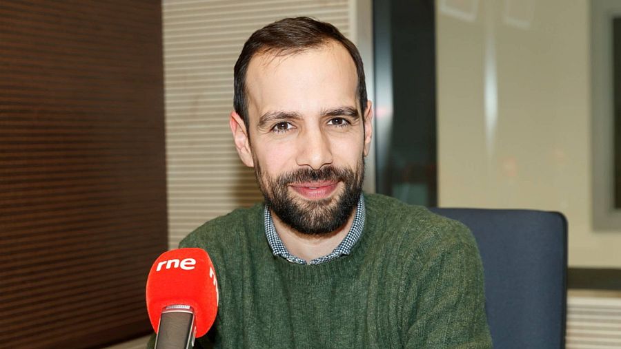 El dermatólogo Pedro Rodríguez en los estudios de Radio Nacional en Madrid