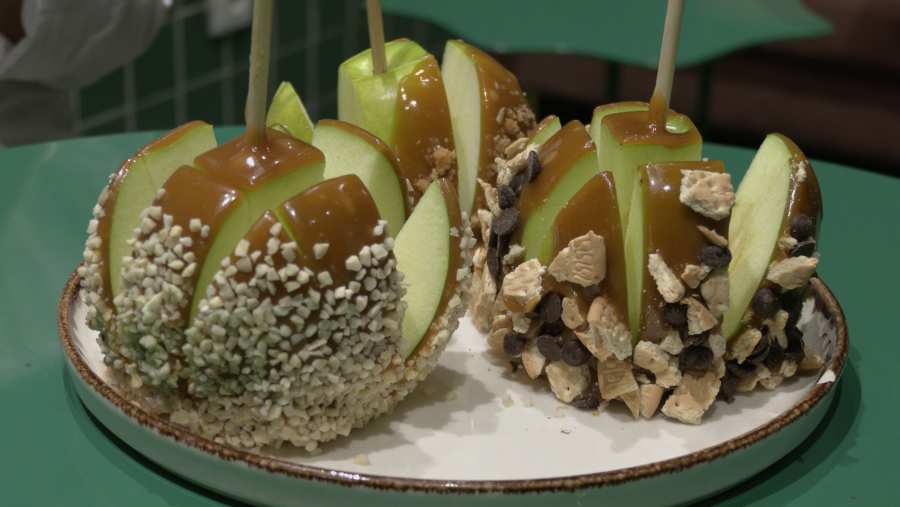 Manzana de caramelo con galletas