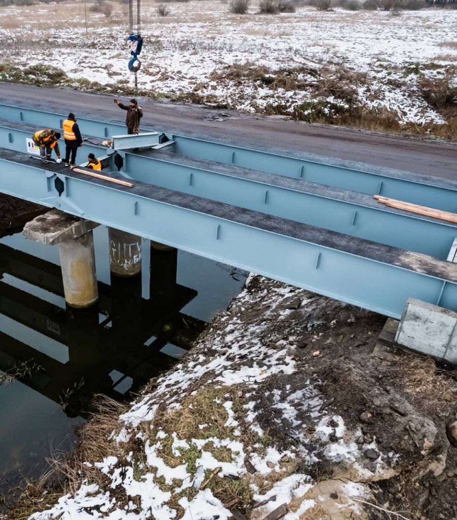 Reparación de un puente en Chernígov con material francés.