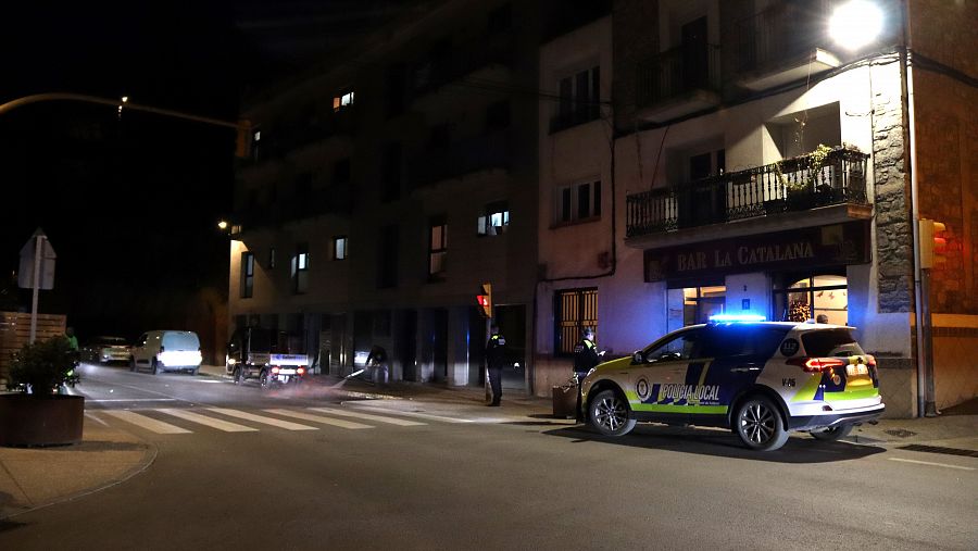 Un vehicle de la policia local de Sallent a la zona on han caigut les dues nenes