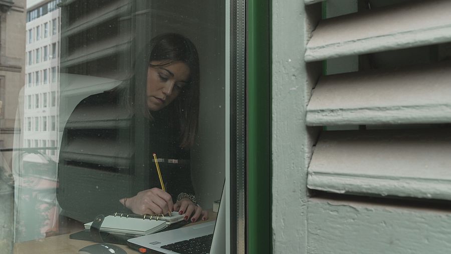 Imagen de Ana Isabel García reflejada a través de una ventana