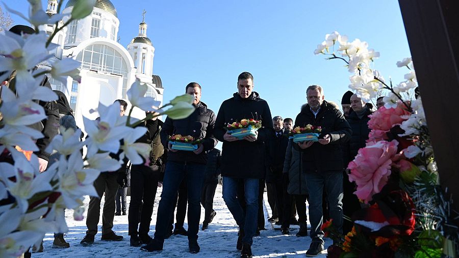 El presidente del Gobierno realiza una ofrenda floral a los caídos en la guerra en Irpin. (EFE/ Moncloa/Borja Puig De La Bellacasa)
