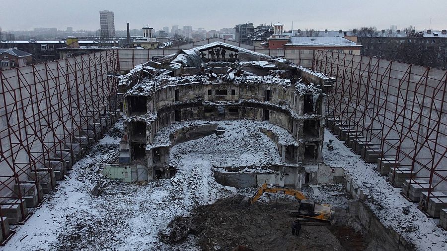 Vista aérea de la demolición de los restos del Teatro Drama de Mariúpol
