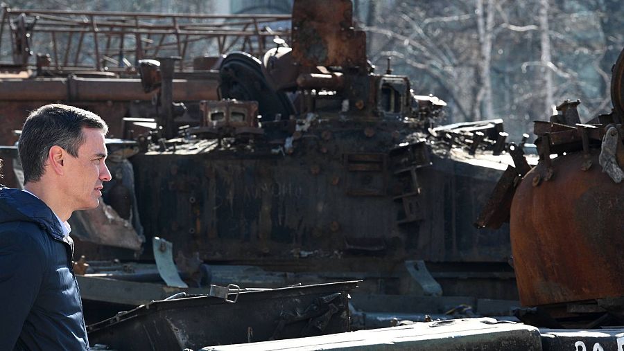 El presidente del Gobierno ante blindados destruidos en Irpin, cerca de Kiev (EFE/ Moncloa/Borja Puig De La Bellacasa).