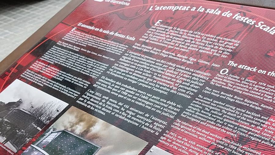 El faristol instal·lat aquesta setmana per recordar l'atemptat a la sala de festes Scala està escrit en català, castellà i anglès
