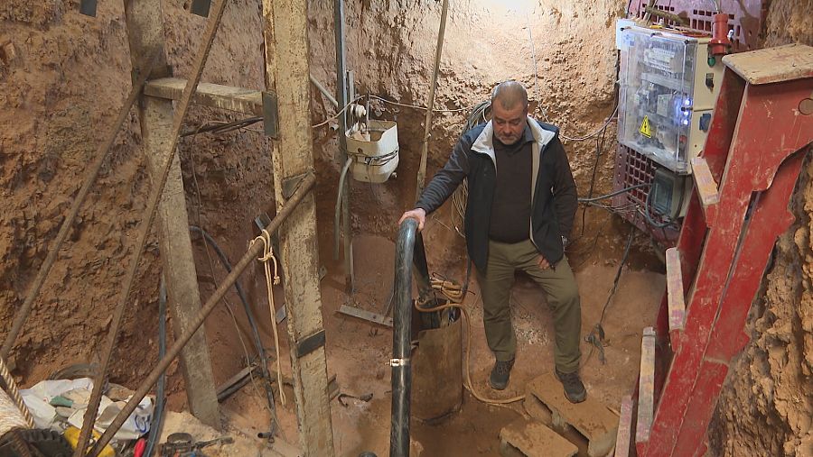 Lluís Llaberia en su pozo de geotermia, Montbrió del Camp (Tarragona)