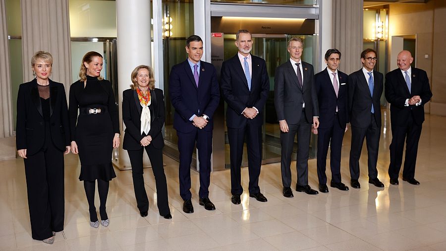 El rey Felipe VI acompañado por la vicepresidenta primera, Nadia Calviño, y el presidente del Gobierno, Pedro Sánchez, entre otros