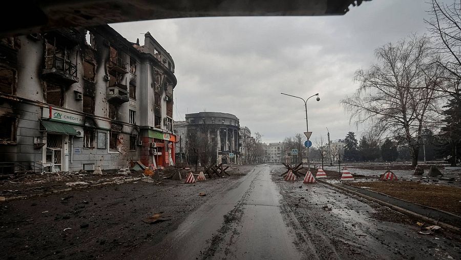 Una calle desierta de la ciudad de Bajmut, en plena línea del frente este de Ucrania