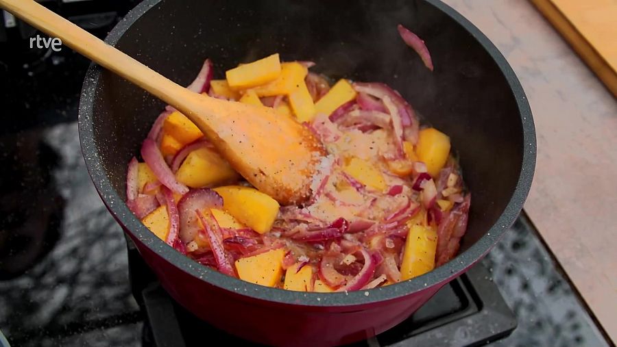 Receta de sopa de kakis y foie con ensalada de cebolletas