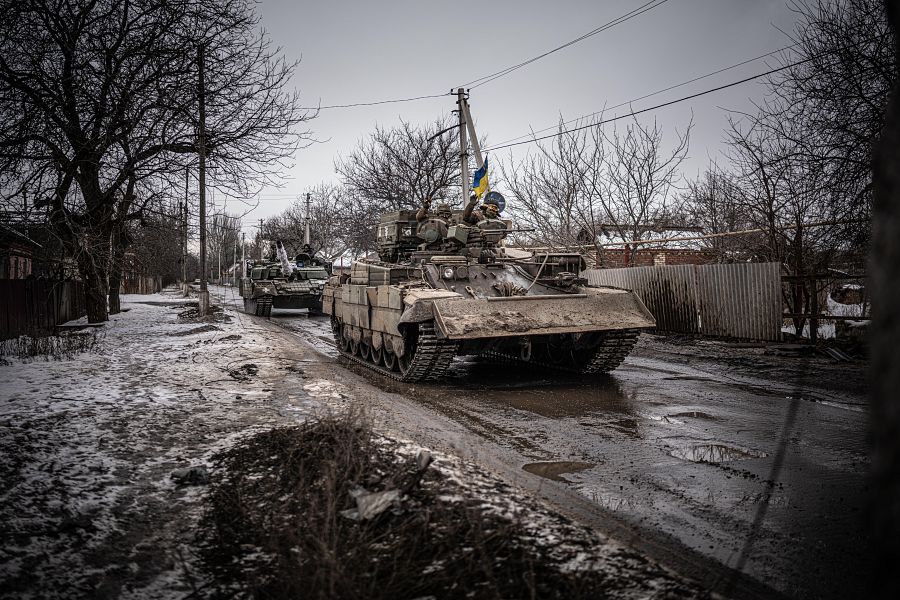 Tanque ucraniano desfilando por las calles Chasiv Yar, a unos diez kilómetros de Bajmut