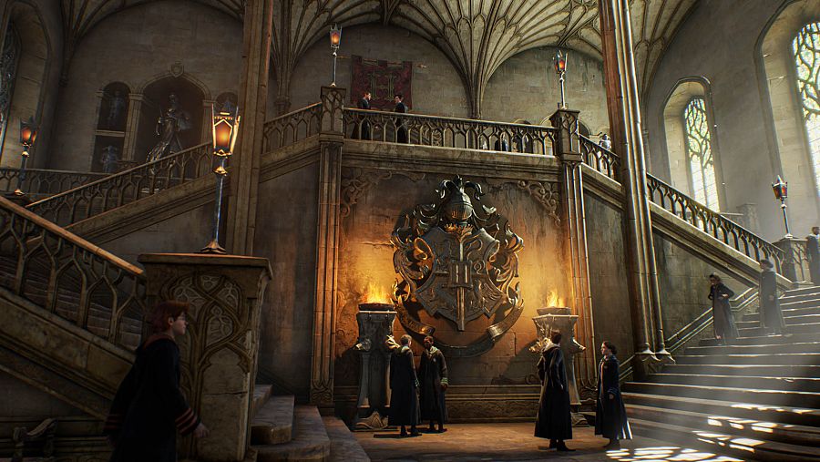 Alumnos de Hogwarts en una de las alas del castillo, escenario principal del videojuego 'Hogwarts Legacy'.