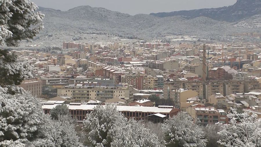 Terrassa ha quedat emblanquinada per la neu durant el matí
