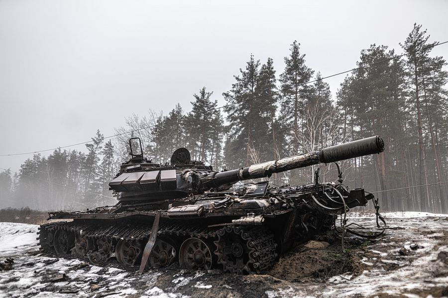 Un tanque en la carretera que va en dirección a Kreminna, actualmente ocupada, unos diez kilómetros del frente de Donetsk