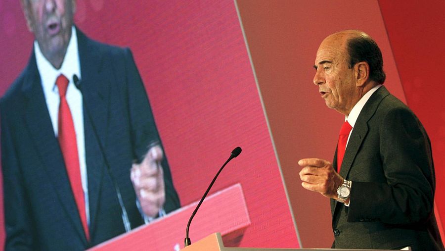 Emilio Botín vistiendo la corbata roja corporativa y hablando en público en el año 2011