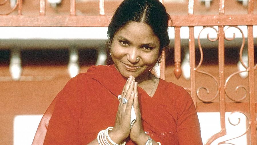 Phoolan Devi vestida de rojo y fotografiada en la India a los 38 años de edad