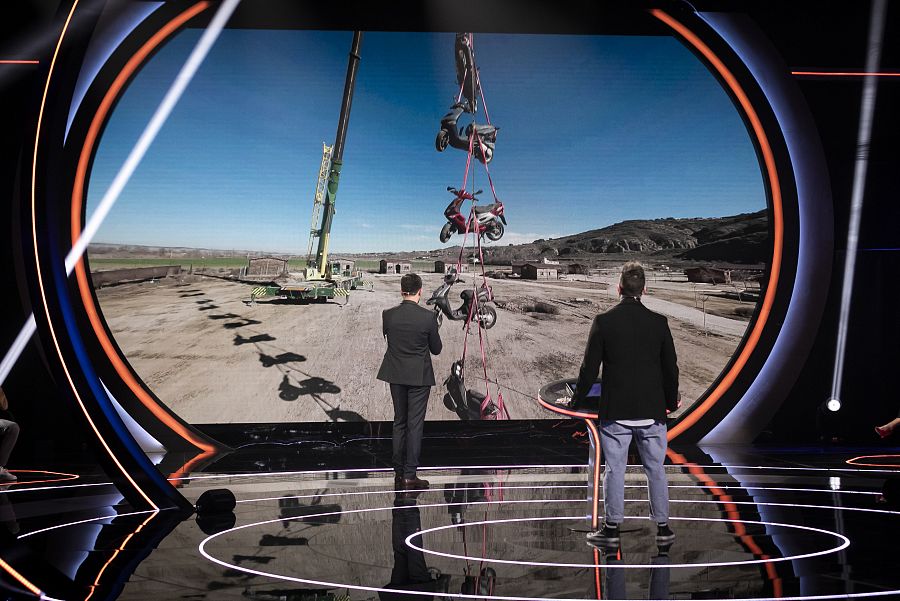 El reto de colgar motos de un libro