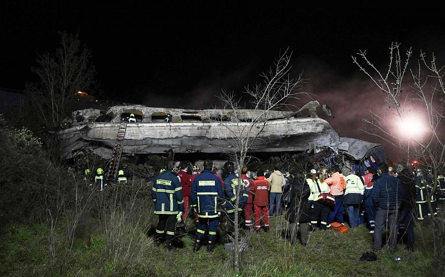 Personal de emergencias busca supervivientes entre los restos del accidente del choque de trenes en Grecia.