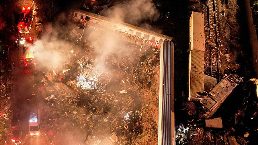 Varios vagones descarrilaron y al menos tres se incendiaron en el accidente.