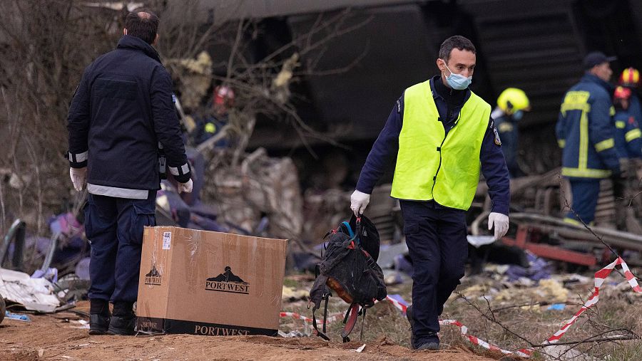 Agentes de policía y rescatistas trabajan en el escenario del accidente, cerca de la ciudad de Larissa.