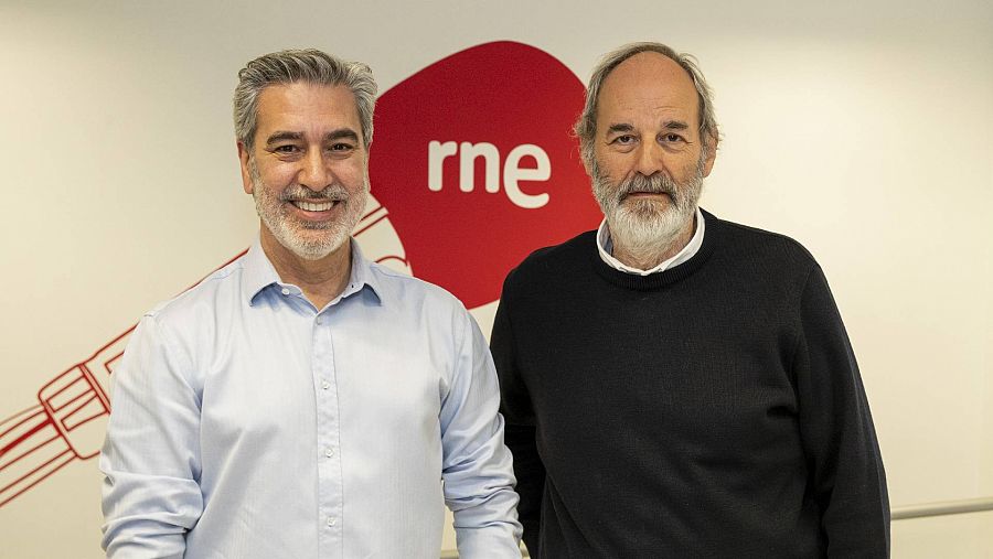 Melquíades Prieto y Arturo Martín en la redacción de Radio Nacional en Madrid