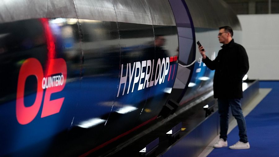 MWC 2023: Vista del prototipo de tren Hyperloop expuesto en el Mobile World Congress