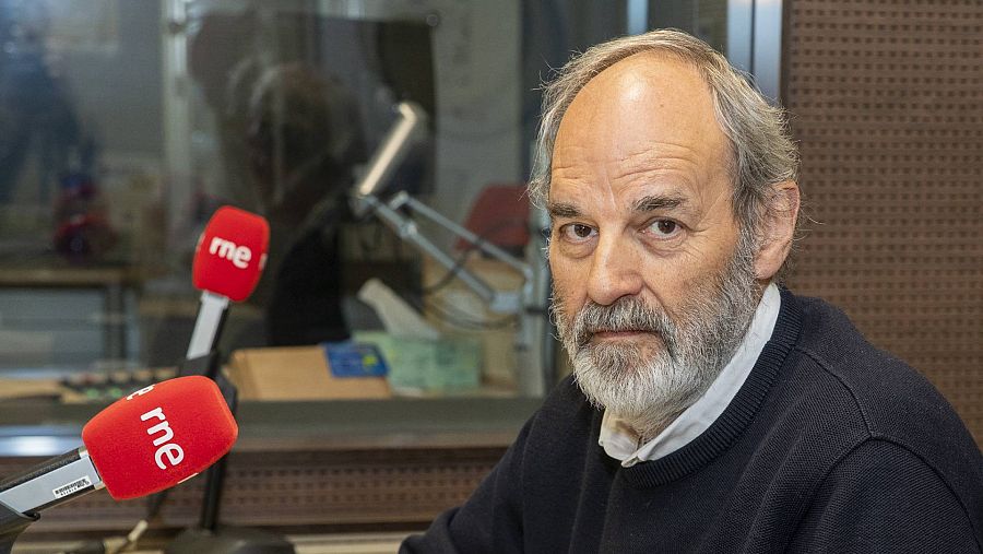 Melquiades Prieto, en el estudio ante los micrófonos de Radio Nacional