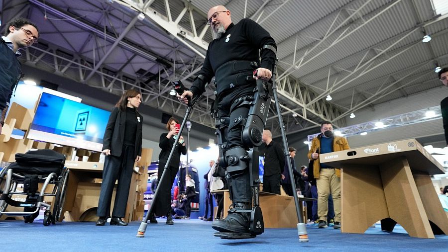 MWC 2023: Ricard mostrando el funcionamiento del Able Exoskeleton que le permite caminar en el Mobile World Congress