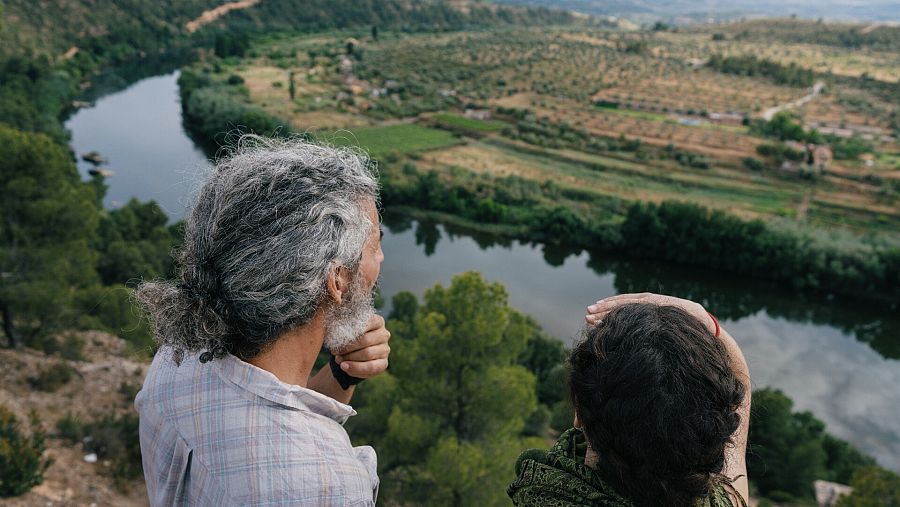 Álvaro Sanz i Núria Homs observen el paisatge de Lleida