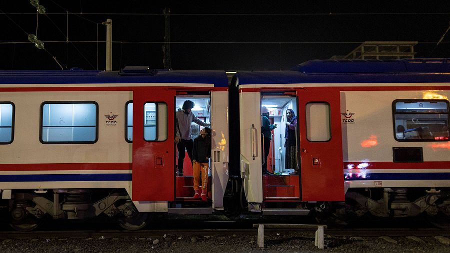 Yusuf Kurma y Aysel Ozcelik en uno de los trenes habilitados en la estación de Iskenderun (sur de Turquía) para alojar a afectados del terremoto. REUTERS/Eloisa Lopez 