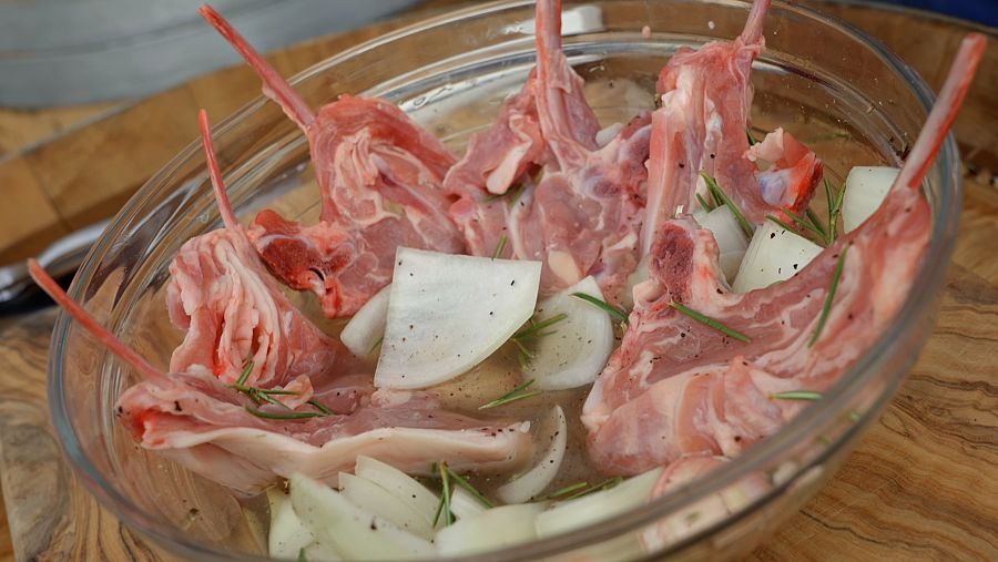 Piernas de cabrito en maceración