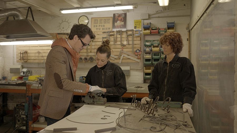 Juan Avellaneda, Mireia Oliva i Ariadna Díaz al seu taller a 'Fet a mà'