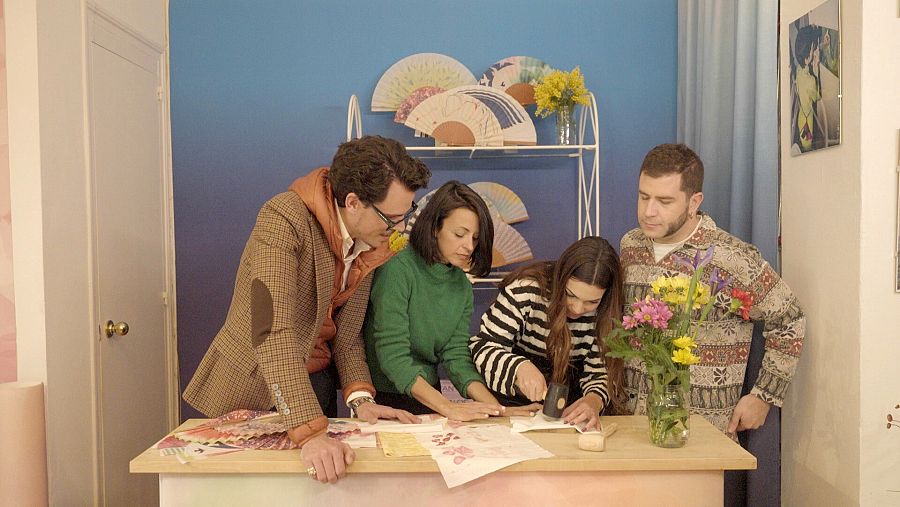 Diana Bertolín ensenya al seu taller a Juan Avellaneda i Ladilla Rusa tècniques d'estampació