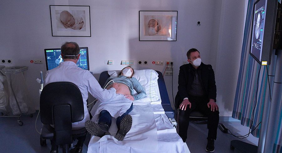 Ecografía embarazo con el futuro padre durante la prueba