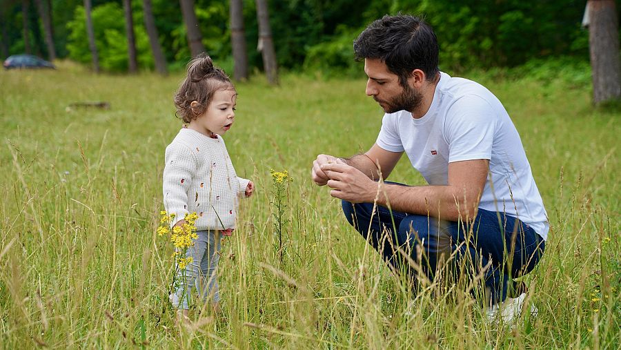 Nuno Domingues juega con su hija Alma