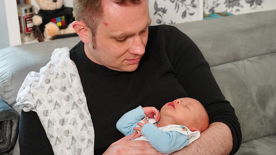 Padre con su hija en brazos